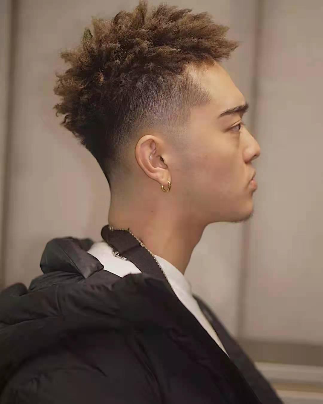 最新男士發(fā)型剃兩邊,最新男士發(fā)型剃兩邊，時(shí)尚潮流的詮釋與個(gè)性化魅力的展現(xiàn)